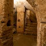 L�ipogeo si presenta come un ampio vano a pianta rettangolare di circa 90 metri quadri scavato nella roccia e nel tufo, con pareti realizzate con tecnica edilizia mista...